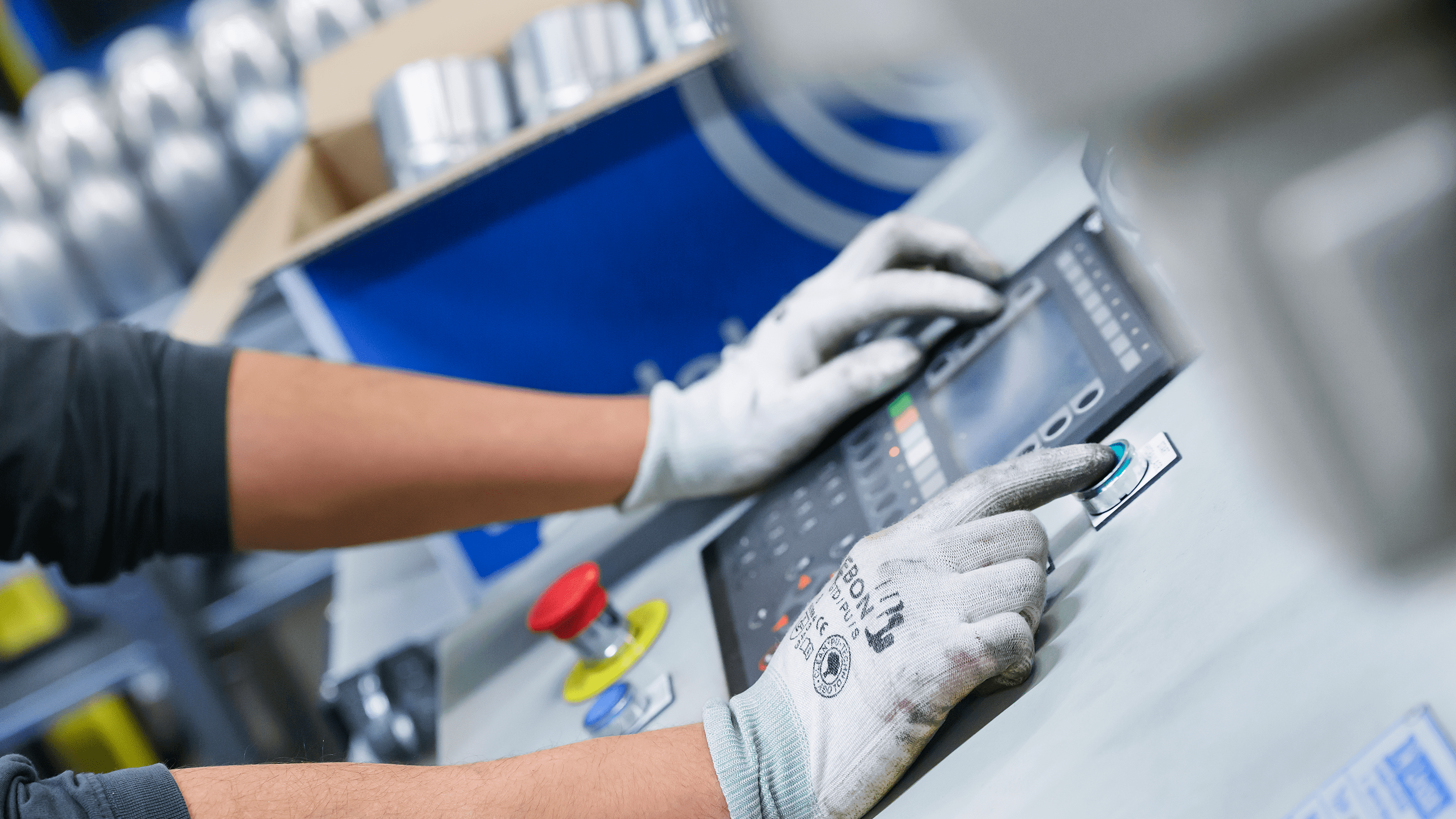 Person styr maskin i Lindabs fabrik